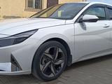 Hyundai Elantra 2021 годаfor10 400 000 тг. в Атырау – фото 2