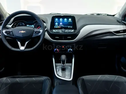 Chevrolet Onix Premier 2 2025 года за 7 290 000 тг. в Алматы – фото 14