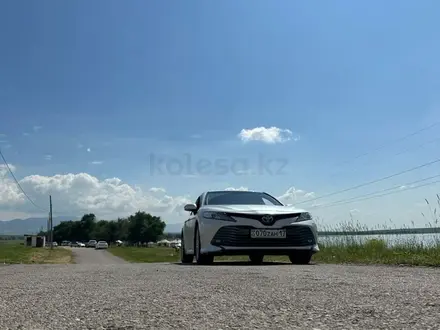 Toyota Camry 2019 года за 14 400 000 тг. в Шымкент – фото 2