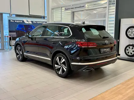 Volkswagen Touareg Exclusive Atmosphere 2022 года за 27 090 000 тг. в Актобе – фото 2