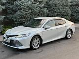 Toyota Camry 2018 года за 13 500 000 тг. в Шымкент – фото 2