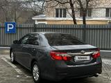 Toyota Camry 2014 года за 9 000 000 тг. в Уральск – фото 2