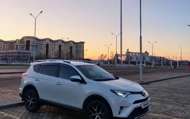 Toyota RAV4 2017 годаfor12 600 000 тг. в Атырау