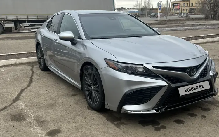 Toyota Camry 2023 года за 12 500 000 тг. в Уральск