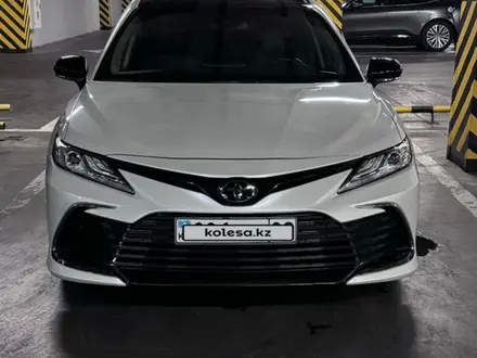 Toyota Camry 2022 года за 17 600 000 тг. в Алматы – фото 2