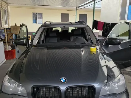 Оригинальные стекла на BMW за 25 000 тг. в Алматы – фото 2