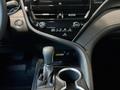 Toyota Camry Luxe 2023 года за 21 500 000 тг. в Актобе – фото 24