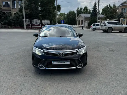 Toyota Camry 2015 года за 9 500 000 тг. в Актобе – фото 2