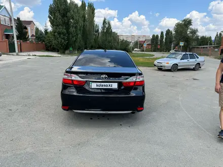 Toyota Camry 2015 года за 9 500 000 тг. в Актобе – фото 4