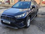 Toyota RAV4 2021 года за 15 100 000 тг. в Атырау – фото 2