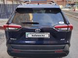 Toyota RAV4 2021 года за 15 100 000 тг. в Атырау – фото 4