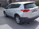 Toyota RAV4 2015 года за 10 900 000 тг. в Актобе – фото 2