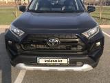 Toyota RAV4 2020 года за 14 900 000 тг. в Атырау