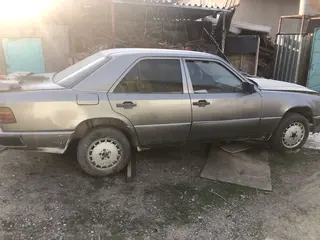 Mercedes-Benz E 230