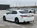 Toyota Camry 2022 года за 13 000 000 тг. в Атырау – фото 4