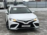 Toyota Camry 2022 года за 13 000 000 тг. в Атырау – фото 2