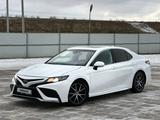 Toyota Camry 2022 года за 13 000 000 тг. в Атырау