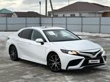Toyota Camry 2022 года за 13 000 000 тг. в Атырау – фото 3