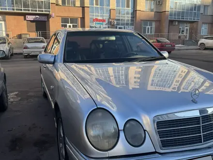 Mercedes-Benz E 320 1997 года за 4 100 000 тг. в Астана – фото 2