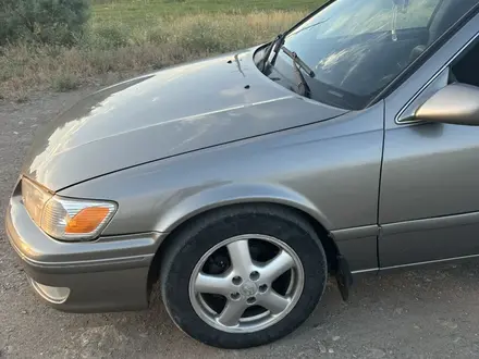 Toyota Camry 2000 года за 3 000 000 тг. в Есик – фото 5