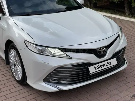 Toyota Camry 2019 года за 14 600 000 тг. в Алматы – фото 15