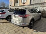 Toyota RAV4 2016 года за 8 500 000 тг. в Атырау – фото 4