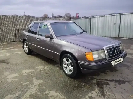 Mercedes-Benz E 220 1992 года за 2 200 000 тг. в Алматы – фото 3