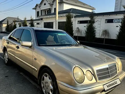 Mercedes-Benz E 320 1997 года за 2 200 000 тг. в Шымкент – фото 4