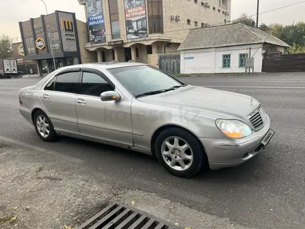 Mercedes-Benz S 320 1999 года за 3 150 000 тг. в Шымкент – фото 2