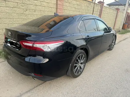 Toyota Camry 2021 года за 18 500 000 тг. в Алматы – фото 2