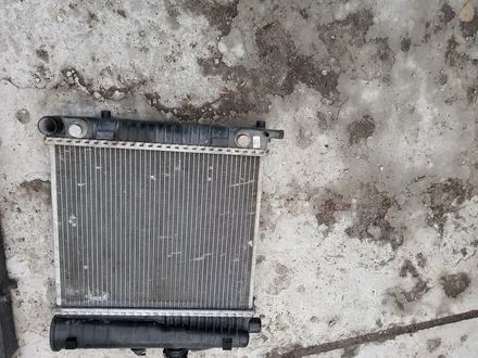Радиатор основной мерседес за 1 000 тг. в Алматы – фото 3