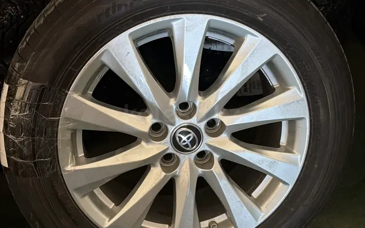Комплект дисков с резиной R17 Toyota Camry70/75 оригинал с датчикамиүшін320 000 тг. в Семей