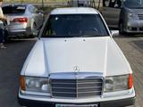 Mercedes-Benz E 200 1990 годаfor1 500 000 тг. в Астана