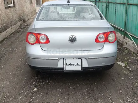 Volkswagen Passat 2006 года за 3 000 000 тг. в Алматы – фото 13