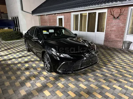 Toyota Camry 2023 года за 14 200 000 тг. в Алматы