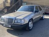 Mercedes-Benz E 220 1990 года за 1 350 000 тг. в Караганда – фото 3