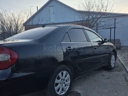Toyota Camry 2004 года за 3 800 000 тг. в Актобе – фото 3