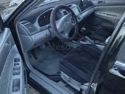 Toyota Camry 2004 года за 3 800 000 тг. в Актобе – фото 7