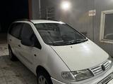 Volkswagen Sharan 1998 года за 1 800 000 тг. в Атырау – фото 2