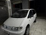 Volkswagen Sharan 1998 года за 1 800 000 тг. в Атырау