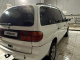 Volkswagen Sharan 1998 года за 1 800 000 тг. в Атырау – фото 3