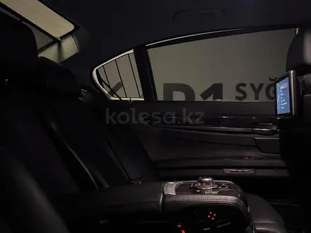 BMW 750 2013 года за 14 500 000 тг. в Алматы – фото 15