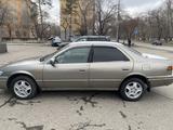 Toyota Camry 1997 года за 3 000 000 тг. в Усть-Каменогорск – фото 2