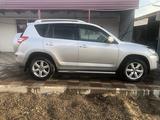 Toyota RAV4 2009 года за 9 000 000 тг. в Аксай – фото 2