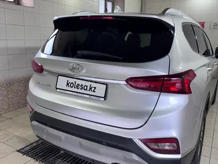 Hyundai Santa Fe 2018 года за 11 000 000 тг. в Семей – фото 3