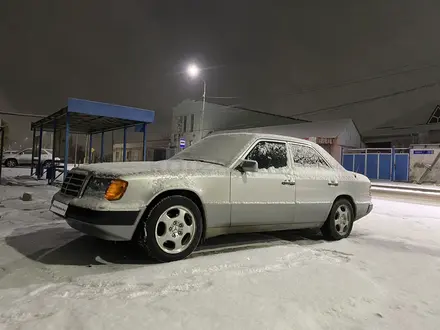 Mercedes-Benz E 220 1993 года за 2 800 000 тг. в Шымкент