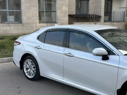 Toyota Camry 2019 года за 14 350 000 тг. в Алматы – фото 14