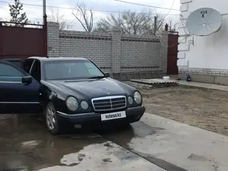 Mercedes-Benz E 230