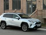 Toyota RAV4 2023 годаfor18 750 000 тг. в Шымкент