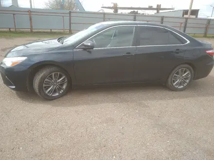 Toyota Camry 2017 года за 11 000 000 тг. в Уральск – фото 2